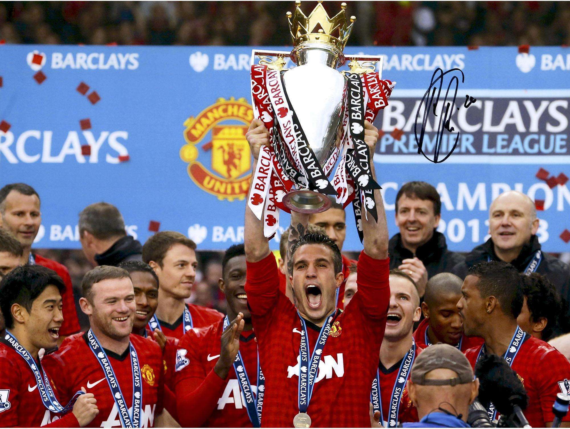 阿尔巴尼亚劳拉·伍兹（Laura Woods）在丝般的红色内衣中被称为“世界上最美丽的女人”.